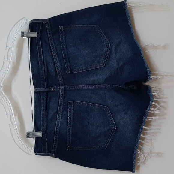 Old Navy Women's  Regular Distressed Shorts Sz 8 - Picture 2 of 7